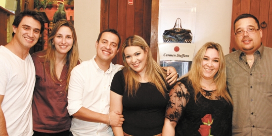 Vinícius Bonacini, Luciana Faleiros, Vinícius Junqueira, Gisele Capareli, Talita Capareli e Euripedes Rodrigues em noite romântica no restaurante Famíglia Petri 